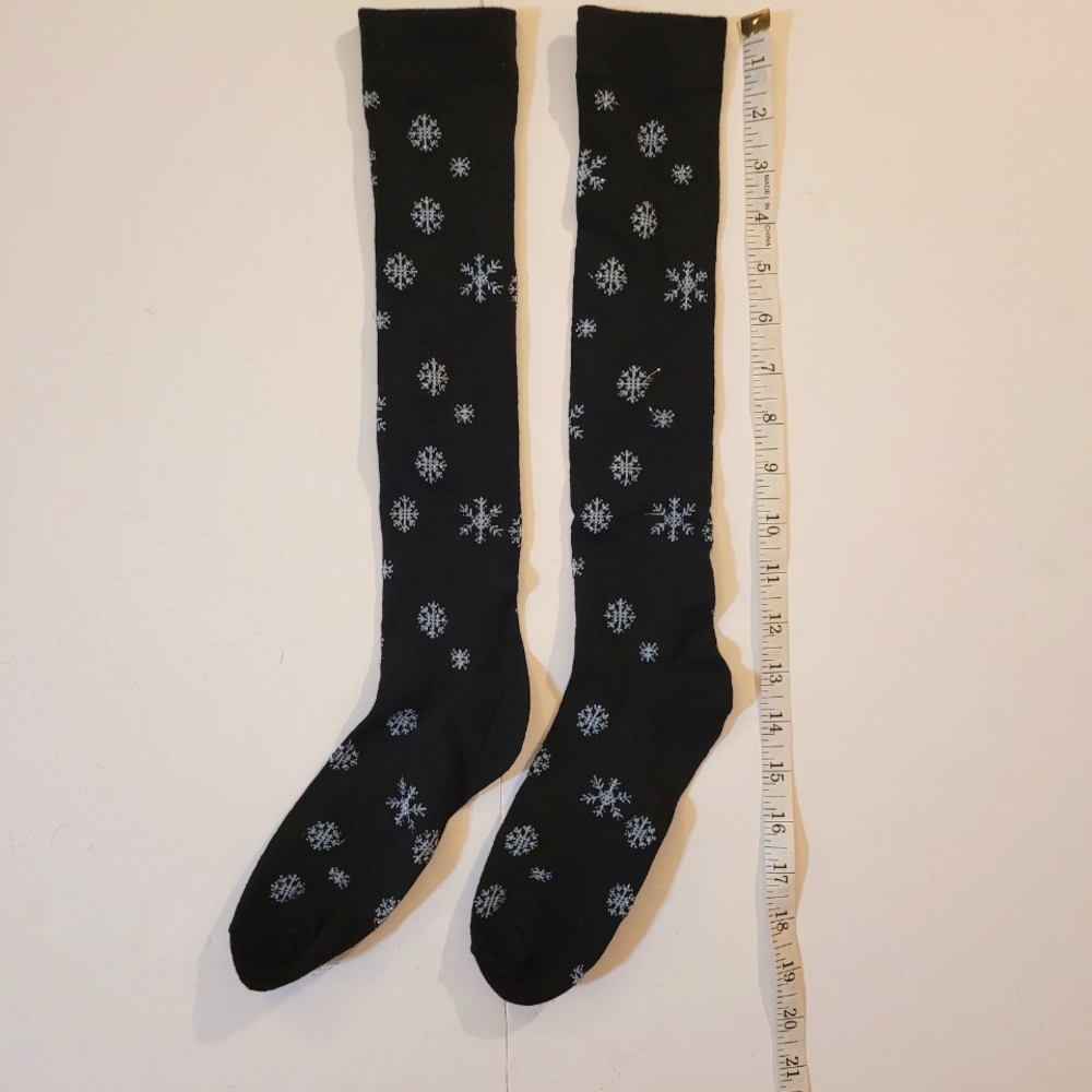 NWOT❄Snowflake socks - Picture 2 of 5